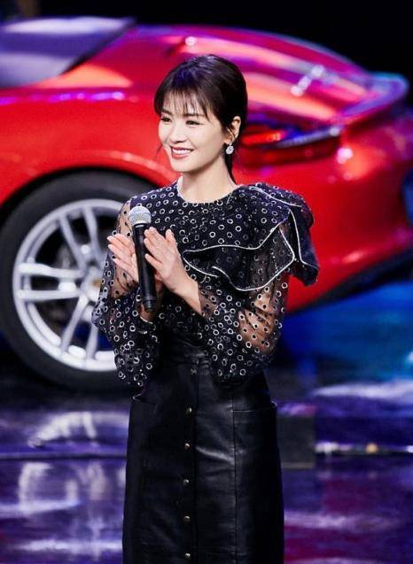 黑色 刘涛身材又出圈了，穿长裙也遮不住一双大长腿，完美hold全场