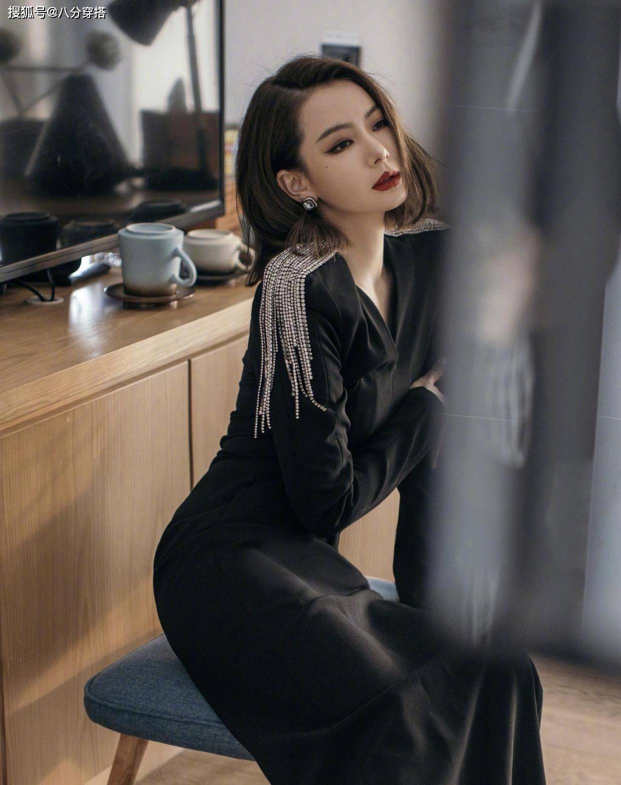身材 戚薇太有“老板娘”气场，一袭垫肩黑裙酷飒十足，原装五官就是美