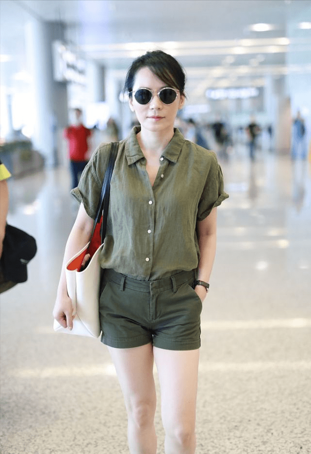 整体 俞飞鸿真不服老，衬衫穿得都和同龄人不一样，啥有个性她穿啥