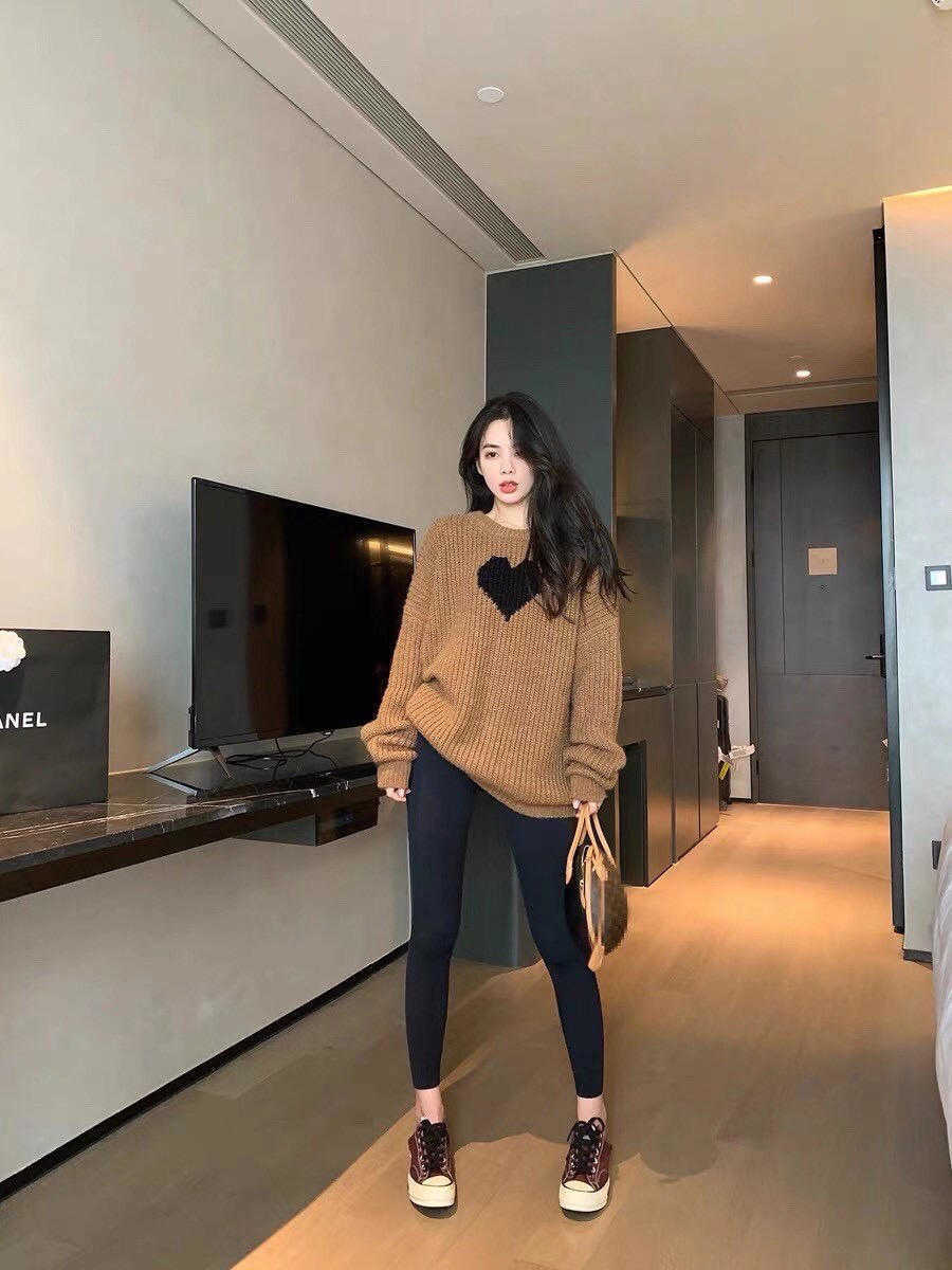 黑色 秋季，“毛衣”穿不出气质感？试试这些日常保暖的穿搭，美得高级
