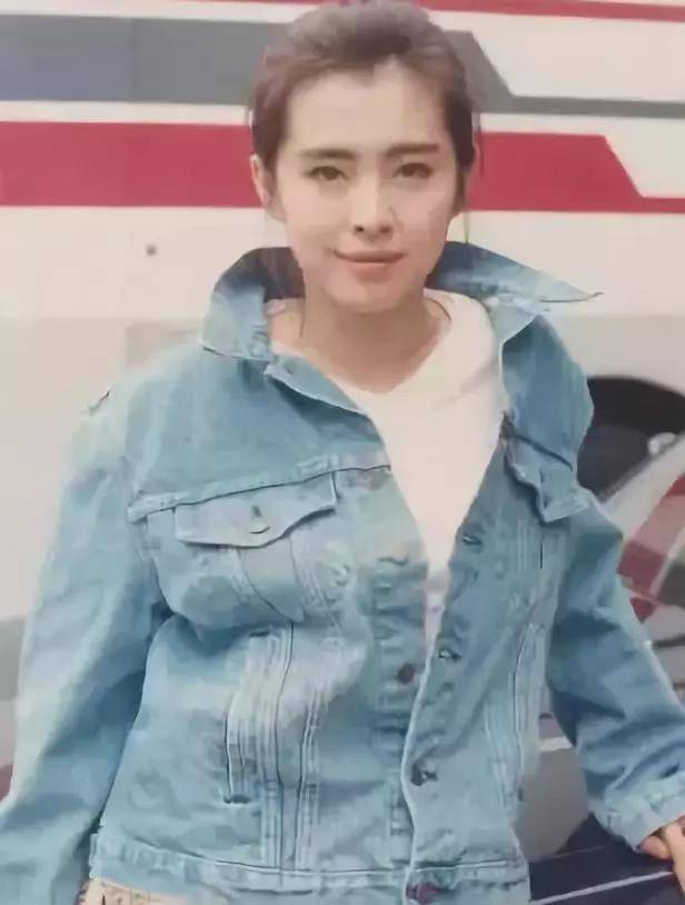 年代 忘不了蓝洁瑛的喇叭裤，黎姿的露肩装，这些经典的时尚都可以复制