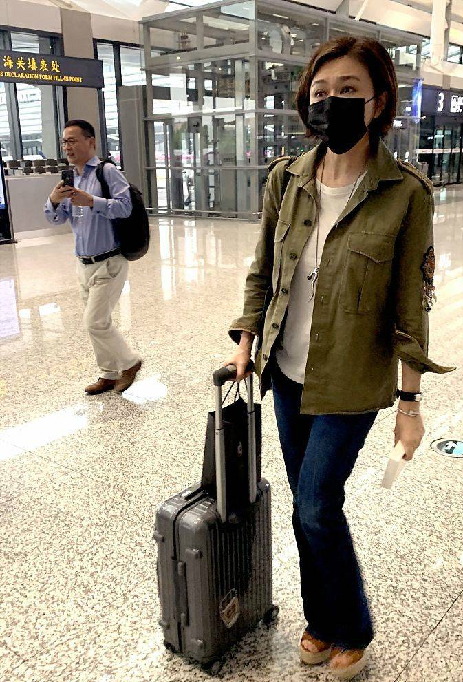 关之琳关之琳为好友庆生，化妆也难掩容颜的衰老，素颜皮肤更焉瘪松弛！