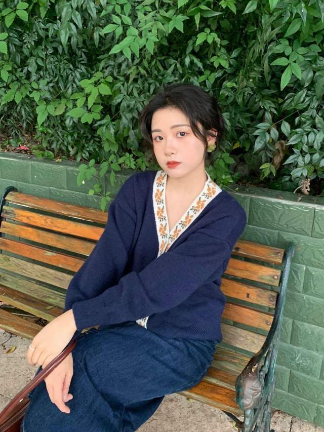 黑色 普通人也适合穿的风格，棕色衬衫+黑色牛仔裤，保暖又时尚