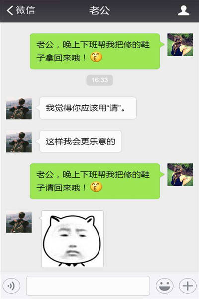 搞笑段子：兒子和媳婦逛街回來，小傢伙坐沙發上開始生悶氣… 搞笑整蠱 第1张