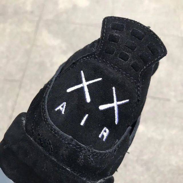 Brand主理人辟谣？KAWS x AJ4新联名Sample被曝光，只蹭蹭不发售？