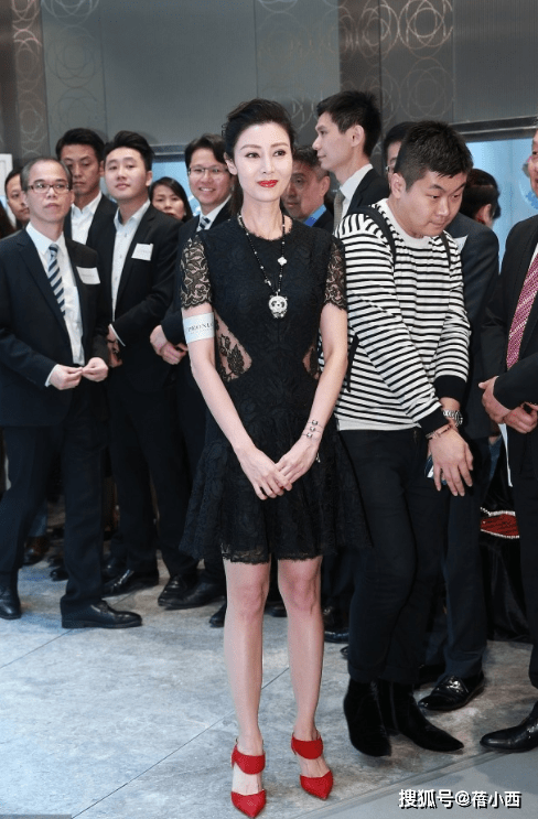黑色 51岁李嘉欣越老越敢穿，穿蕾丝裙腰间挖“2洞”，转身瞬间更迷人