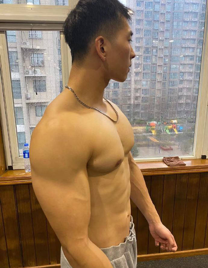 187cm健身私教，酷帥硬漢，你需要這樣一個高大肌肉男保護嗎？ 健身減肥達人 第2张