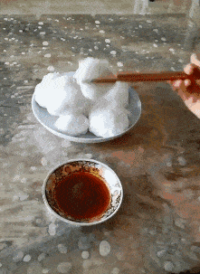 搞笑GIF趣圖:我也不知道這里說什麼地方，感覺她們好熱情！ 搞笑整蠱 第4张