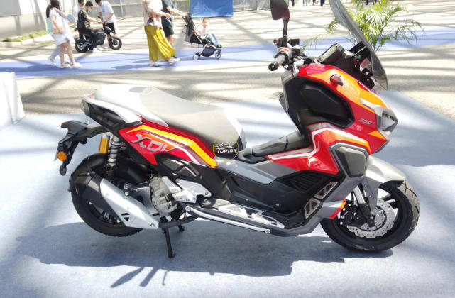 龍嘉xdv300i首次亮相你離本田adv350最近的一次