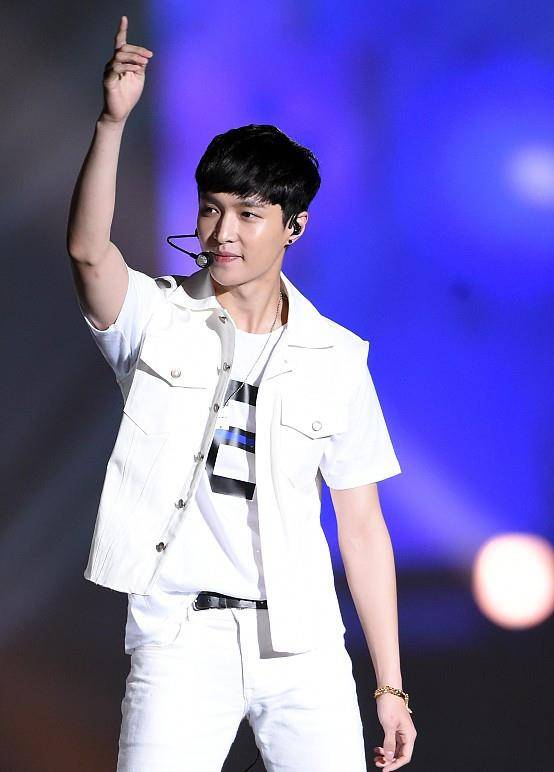 服装 张艺兴化浓妆看着真特别,配上独特的外套,还挺好看的,真有特色