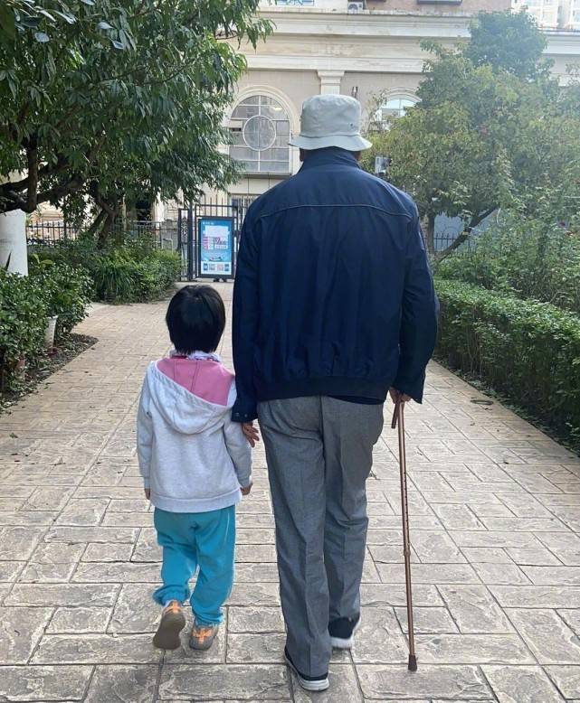 白下 汤唯婚后生活再曝光!5岁女儿回国后大变样,剪短发穿运动装太帅