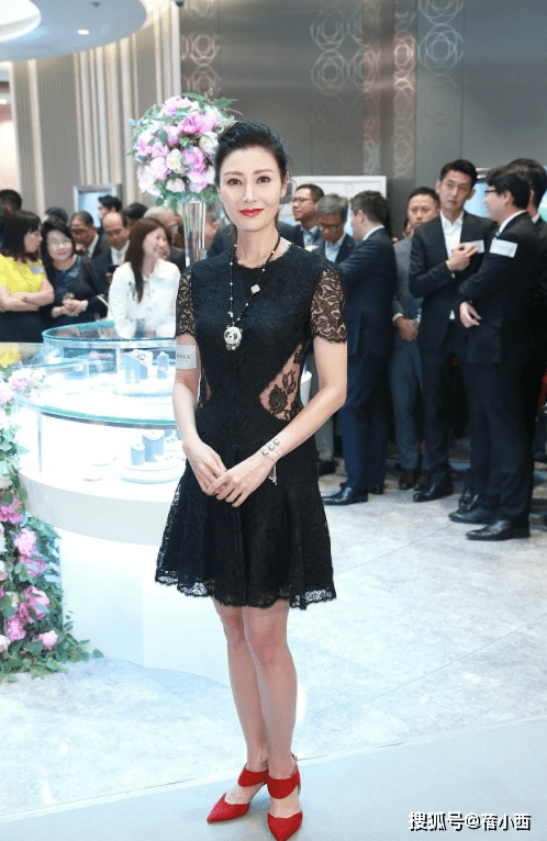 黑色 51岁李嘉欣越老越敢穿，穿蕾丝裙腰间挖“2洞”，转身瞬间更迷人