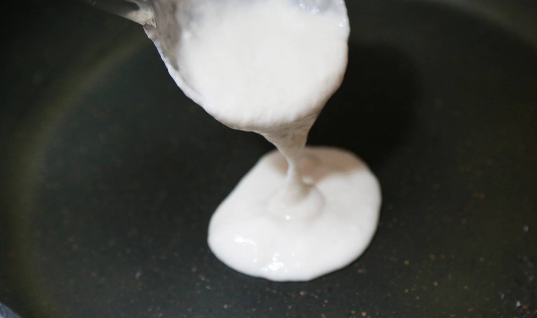 清水|早餐我家如此做,2个鸡蛋一碗面,搅一搅10分钟就上桌,好吃筋道