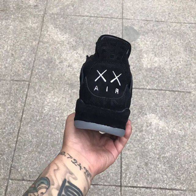 Brand主理人辟谣？KAWS x AJ4新联名Sample被曝光，只蹭蹭不发售？