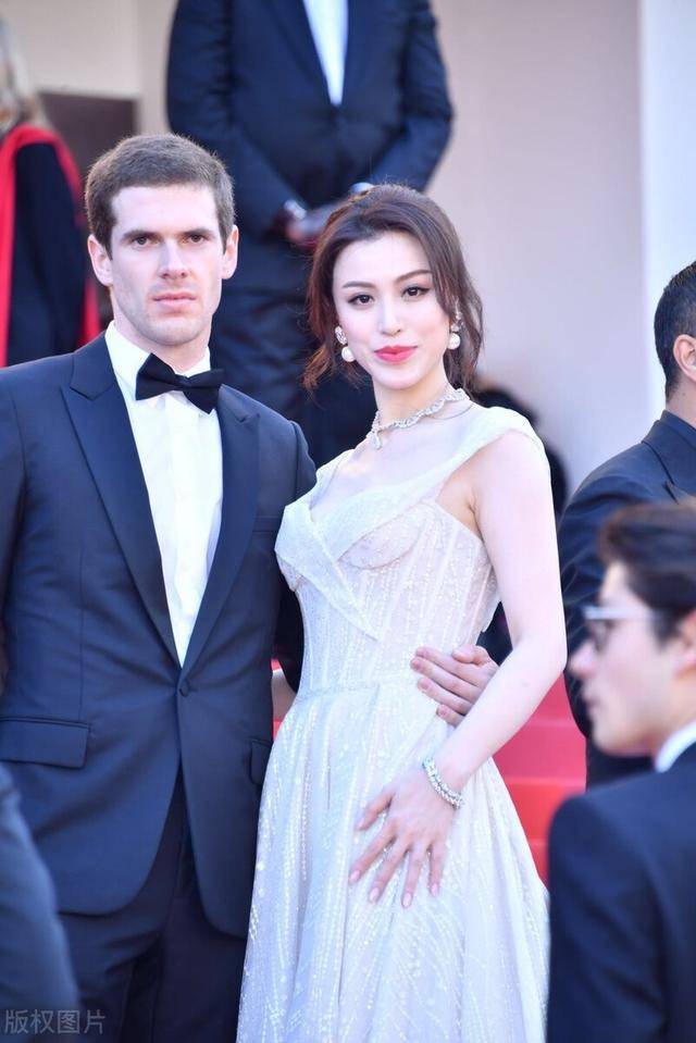 长发 葛天穿裸色长裙配齐肩长发,颇有“港风”女神范