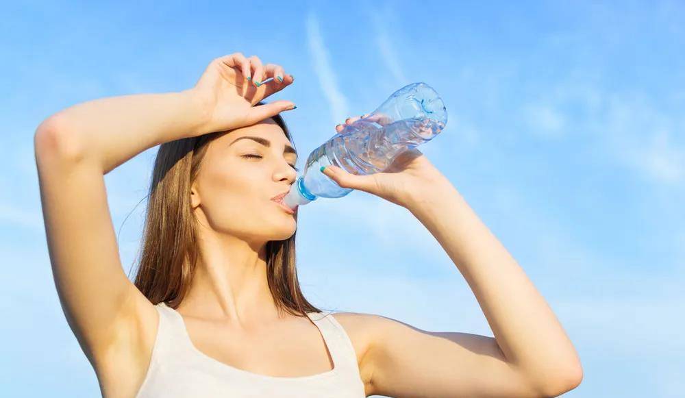 夏天|女子为省5块水钱，结果把自己渴出肾衰竭！夏天这两种情况要注意
