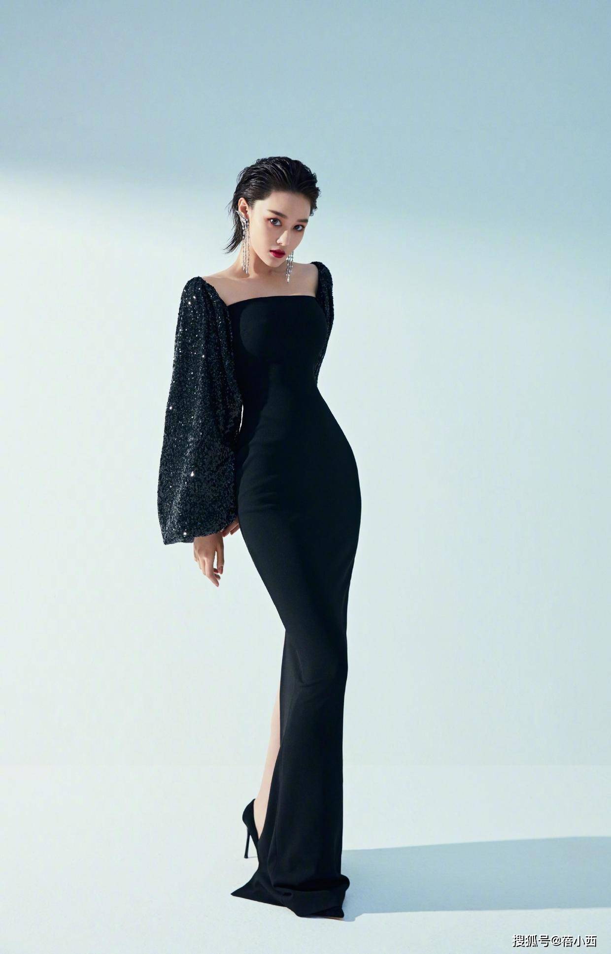 美眉 张馨予身材绝了！穿卡其色衬衫大玩“下衣失踪”，搭配长靴真时髦