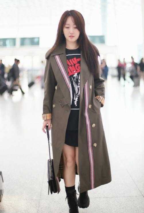 身材 杨钰莹真“不服老”,50岁穿风衣还玩下衣失踪,不说以为30岁