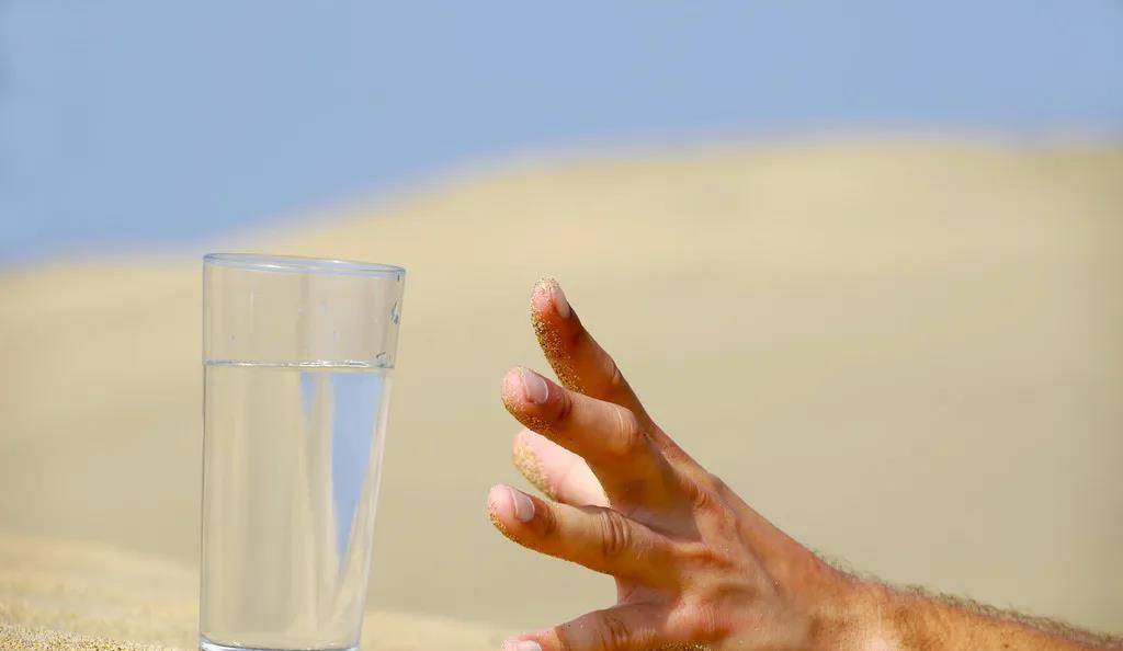 夏天|女子为省5块水钱，结果把自己渴出肾衰竭！夏天这两种情况要注意