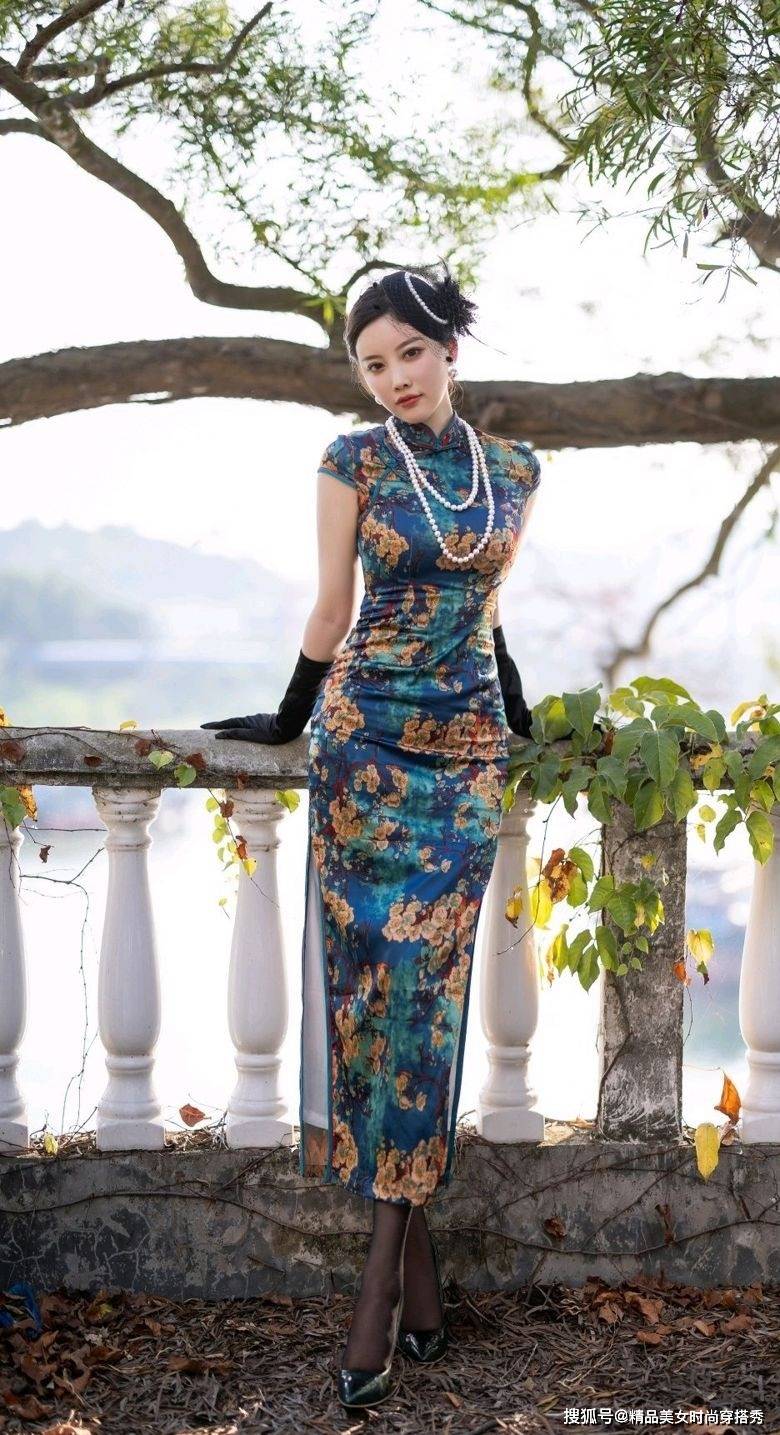 设计 复古的旗袍展现出女性的成熟美,搭配时尚的高跟鞋,尽显优雅范