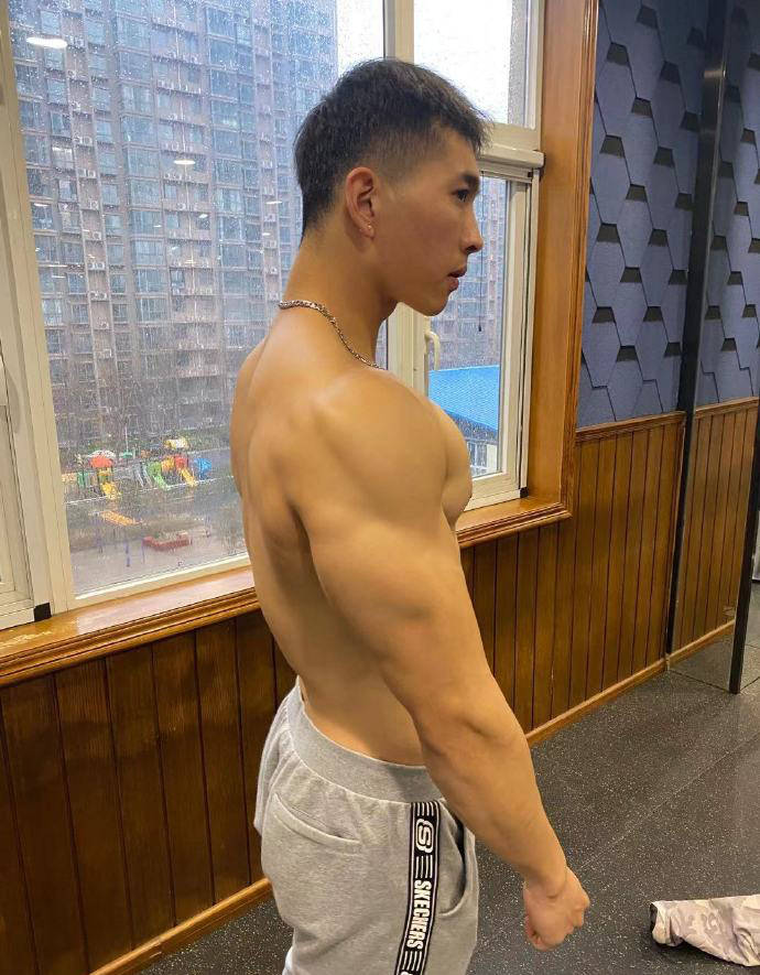 187cm健身私教，酷帥硬漢，你需要這樣一個高大肌肉男保護嗎？ 健身減肥達人 第3张