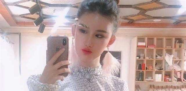 名字19岁女孩花百万整容变刘亦菲，连名字都是高仿，如今却变得怎样？