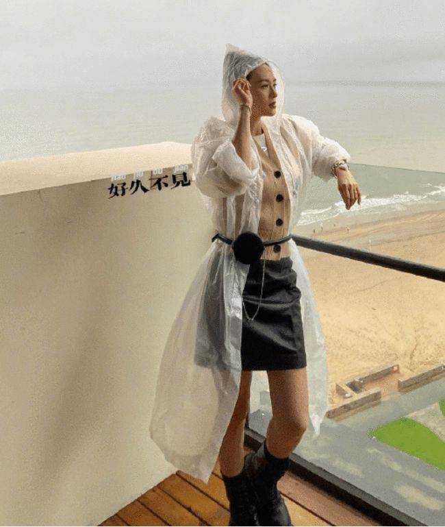 身材 章子怡根本不用扮嫩，“奶奶衫”穿出少女感，哪像42岁三娃妈？