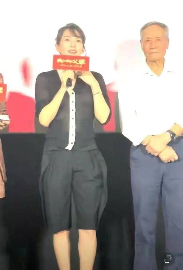 身材 章子怡根本不用扮嫩，“奶奶衫”穿出少女感，哪像42岁三娃妈？