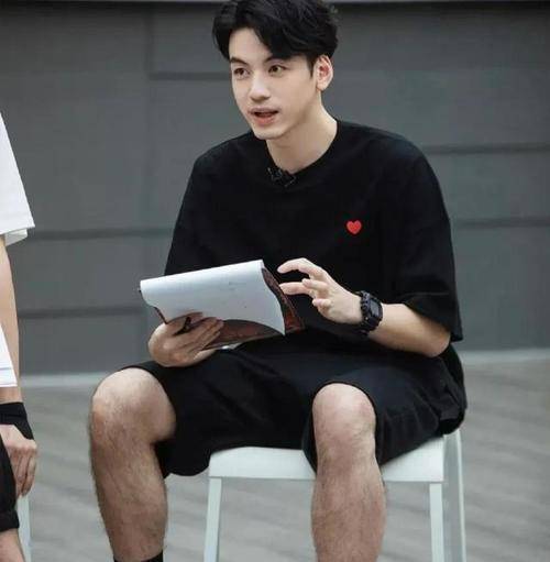 戴几 陈小春一件衣服穿5年,戴的手表2000块,大湾区的哥哥好持家