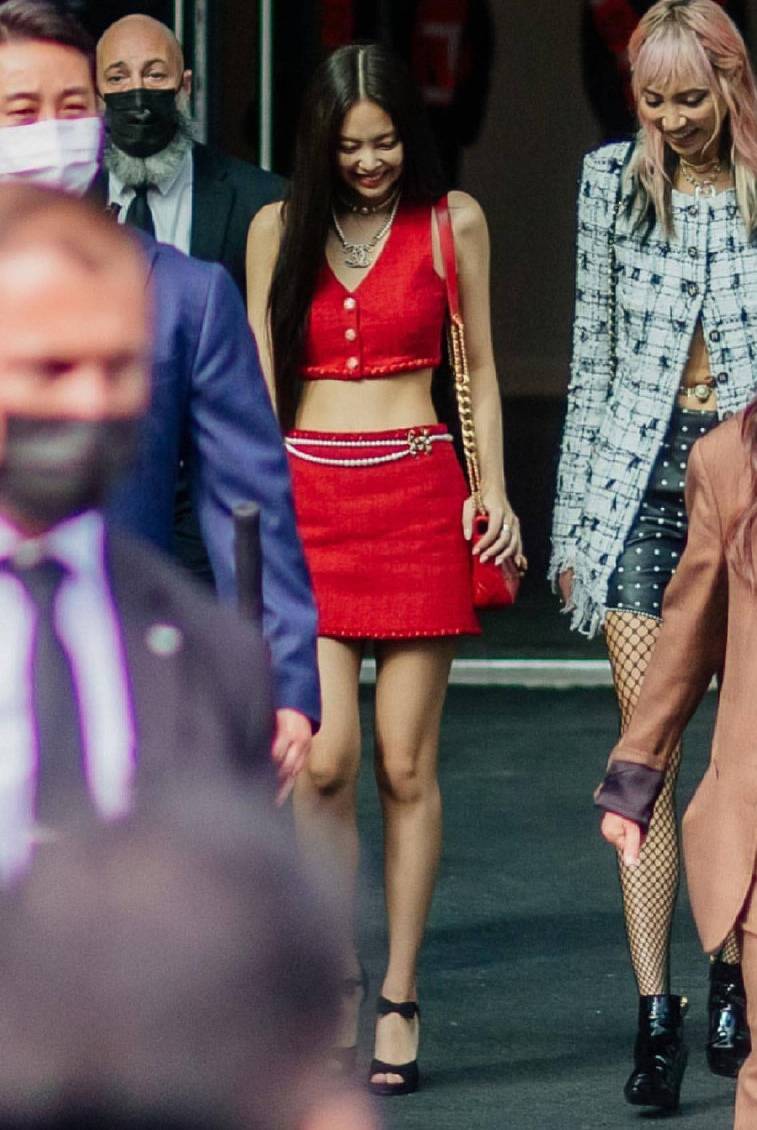 大气 神仙打架！Jennie与小K和德普女儿同框，Jennie小蛮腰超抢眼