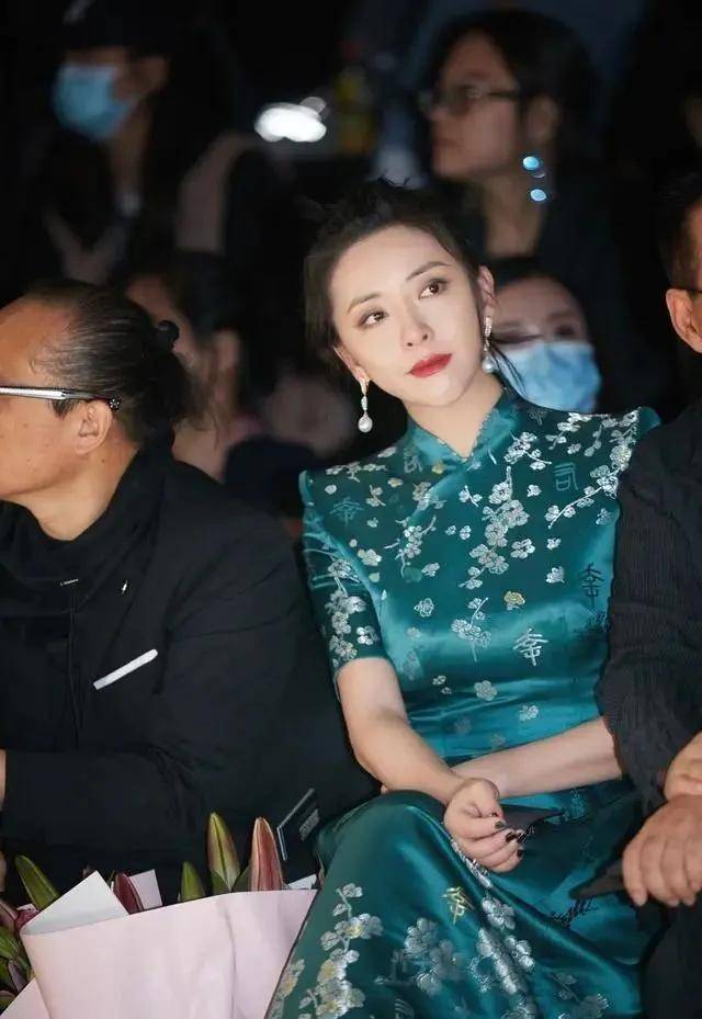 八卦爆料 黄小蕾罕见亮相，一袭青色印花旗袍裙古典知性，被她融合得很完美