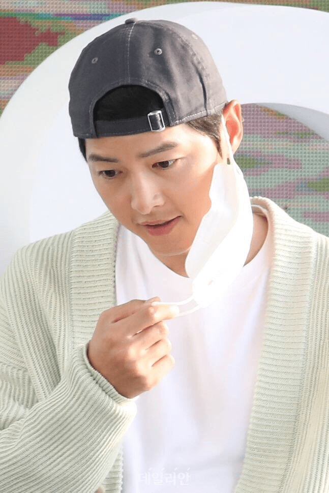 宋仲基电影节帅照曝光,反戴棒球帽少年感十足,脸部变胖反显嫩?