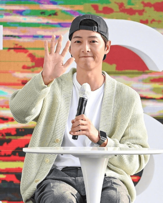 宋仲基电影节帅照曝光,反戴棒球帽少年感十足,脸部变胖反显嫩?