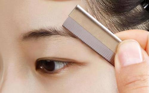 地方中年女人化妆：一个地方要白，一个地方要黑！不用装嫩，简单漂亮