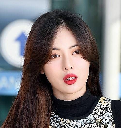 好身材 泫雅选的裙子很奇怪，好身材都藏住了，看着像个小孩一样