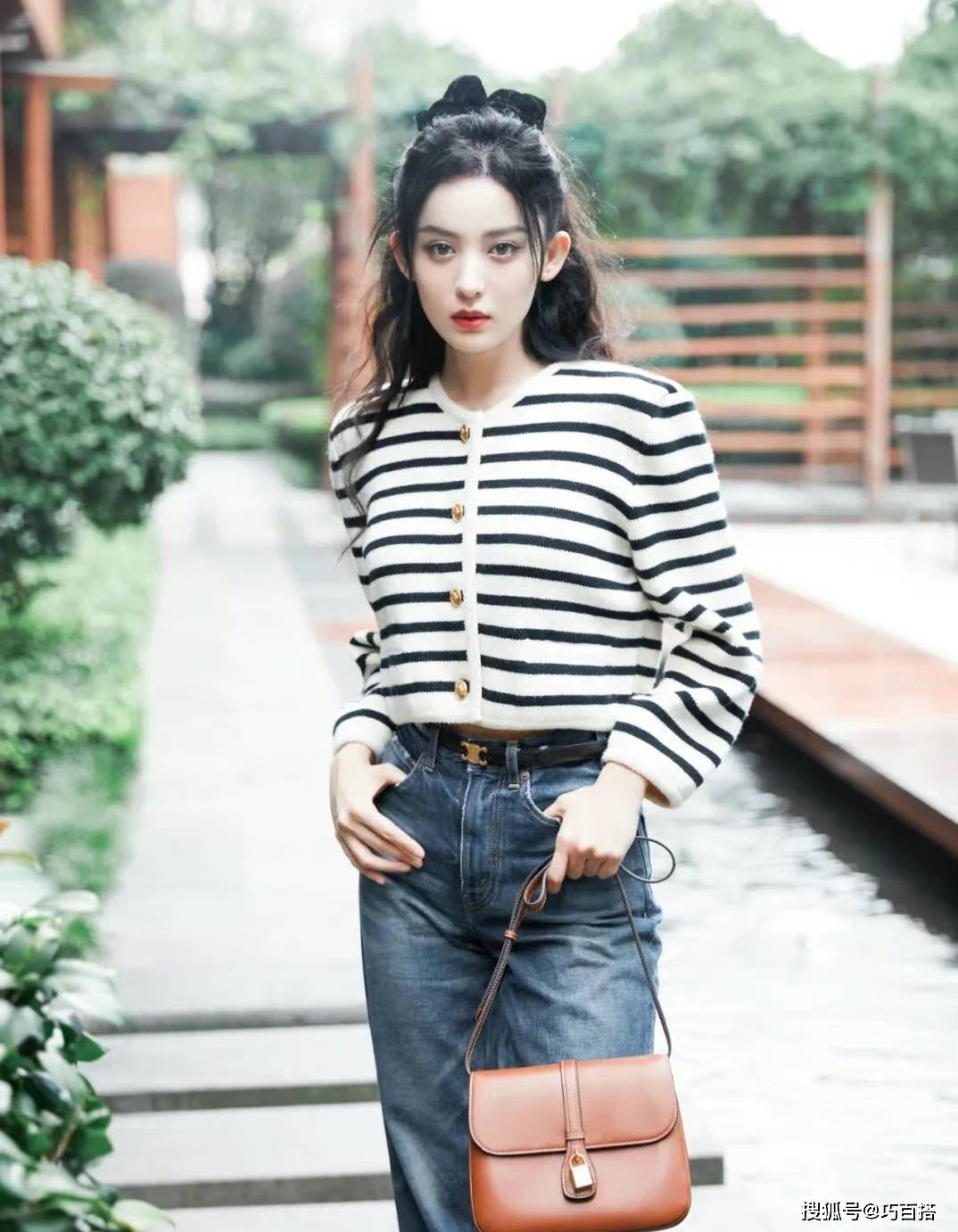 条纹 古力娜扎又美出圈了，条纹针织衫搭配牛仔裤，休闲也能气质范儿
