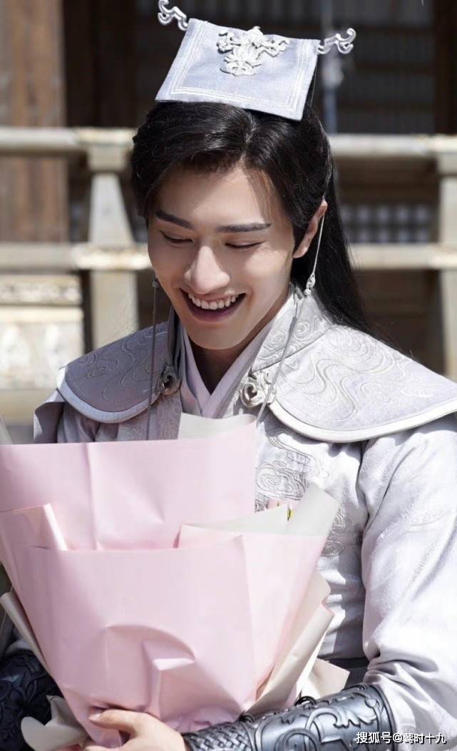 罗正|罗正新剧造型撞款《眷思量》男主镜玄引争议，主演杨伊墨也有责任？