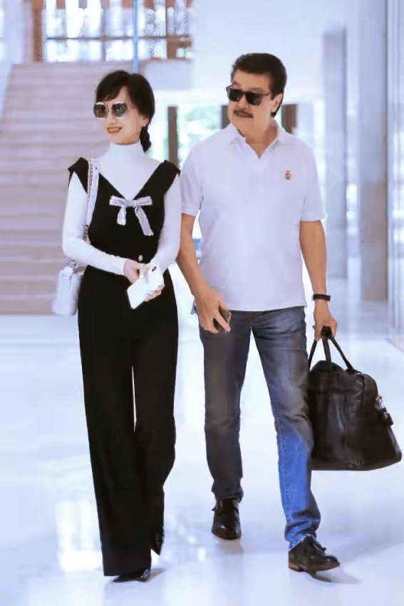 整体 赵雅芝真懂得往“嫩”了穿，T恤配背带裤，66岁比26岁还青春活力