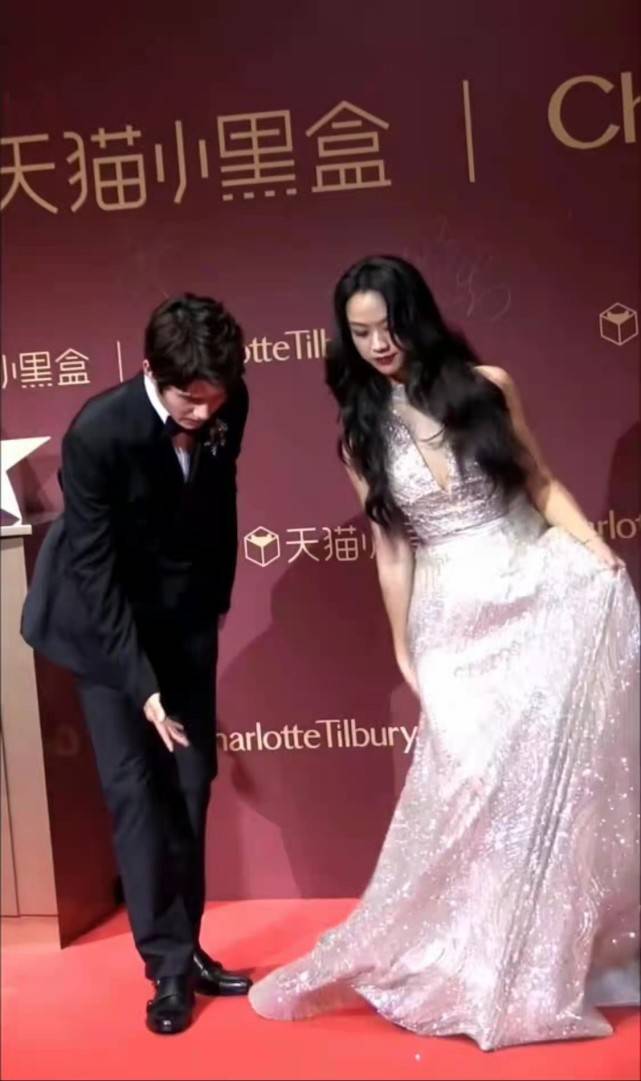 色彩 汤唯脱下礼服赶飞机!穿格纹西装戴中国红口罩心情大好,颜值绝了