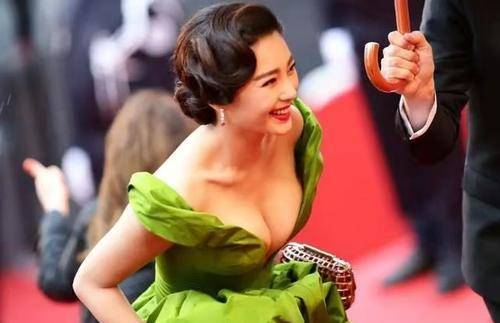 设计 张雨绮身材好丰满,深V领长裙领口开到腹部,“凹凸感”惹人羡慕