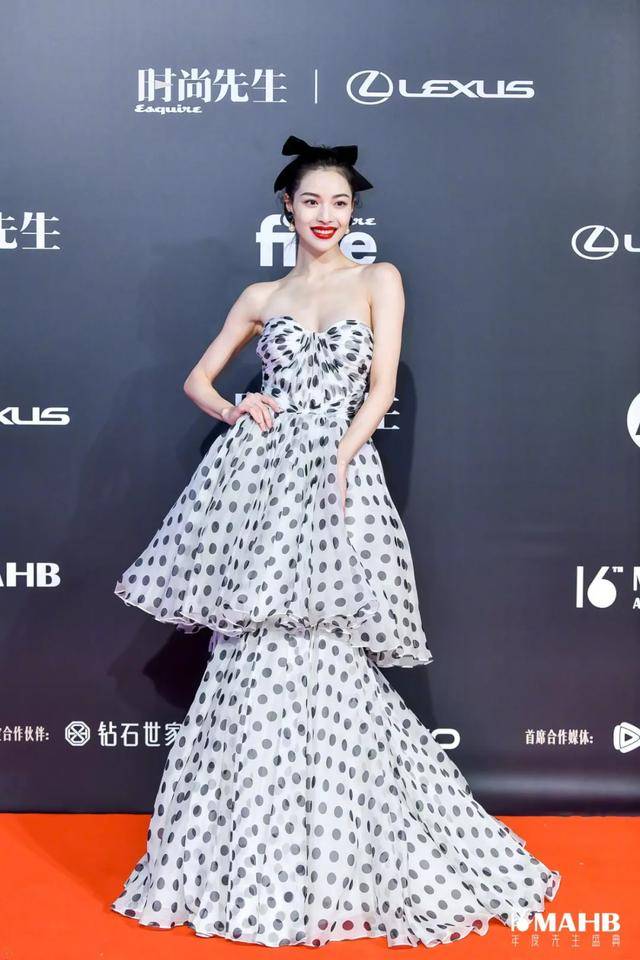 仙女 公主裙也不保险?汤唯穿仙女裙造型拖沓压比例,效果不如随性西装