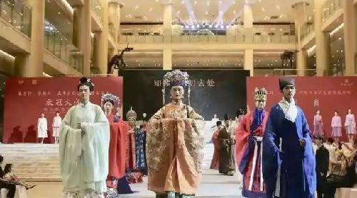 传统 考古学家还原古墓出土的汉服,惊艳众人,古人审美更加高级?