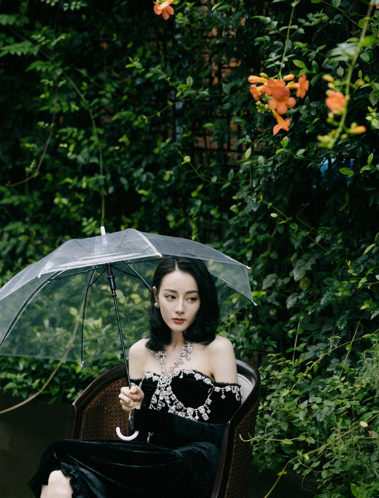 勾边 迪丽热巴又美出圈了，黑丝绒连衣裙秀直角肩，这气质同龄人比不了