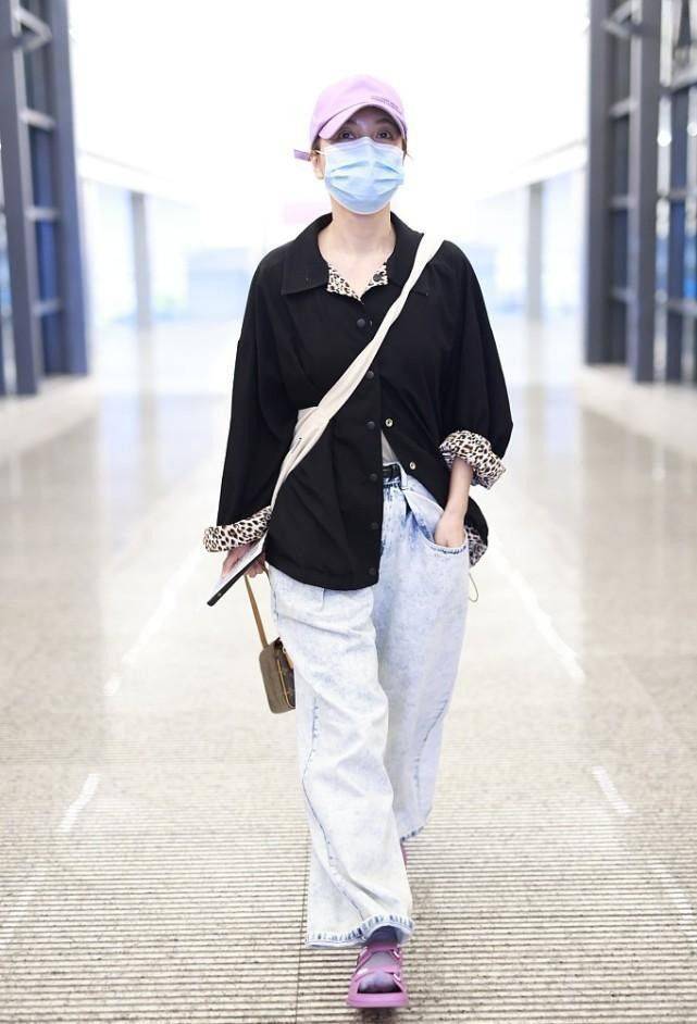 卫衣 吴昕改走朴素路线，深蓝色卫衣配阔腿裤，毛线帽戴得挺超前的