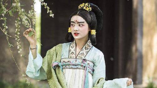 传统 考古学家还原古墓出土的汉服，惊艳众人，古人审美更加高级？
