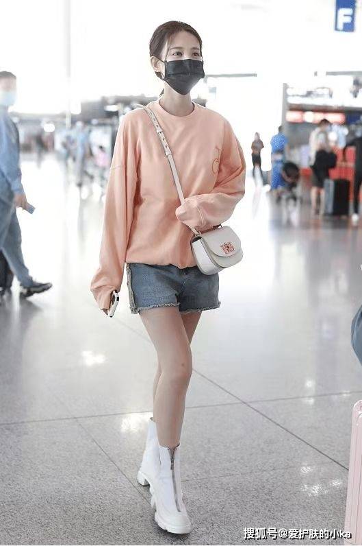 卫衣 ?李一桐“上长下短”好时髦，粉色卫衣青春显嫩，元气满满似学生妹