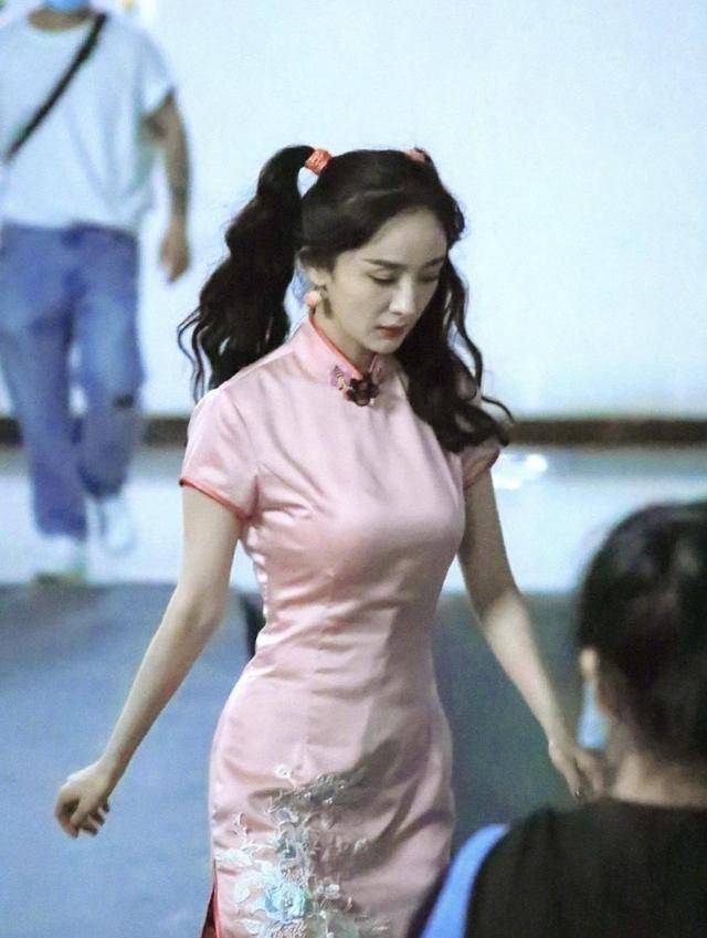 下半身 真难得！杨幂不凹“少女感”后更美了，印花衬衫配五分裤利落大气