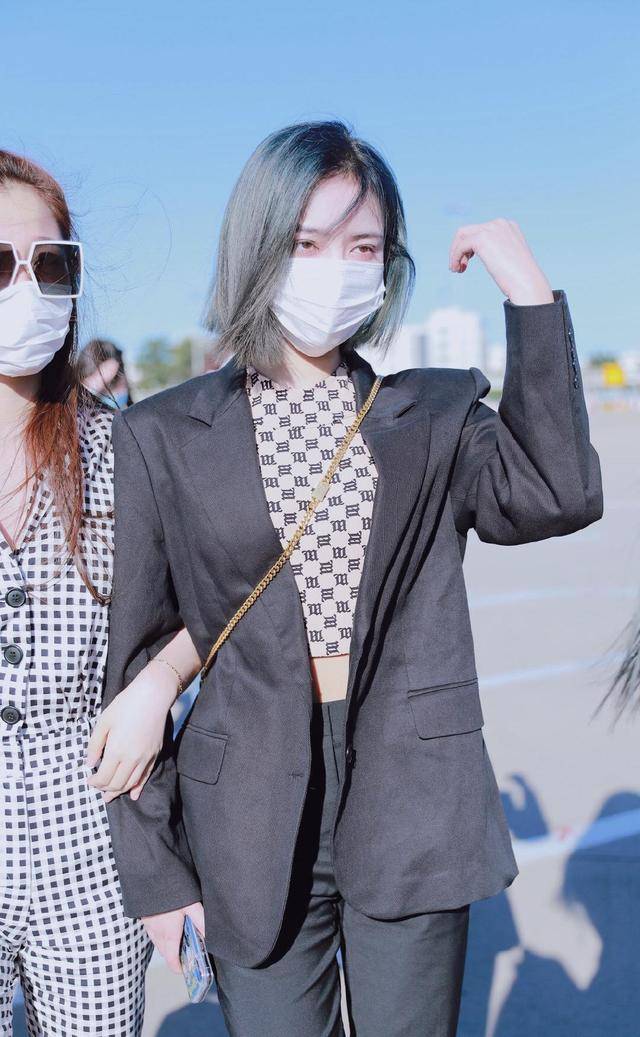 黑色 许佳琪的魅力无人能及,短发造型配条纹衬衫中性洒脱,时髦利落