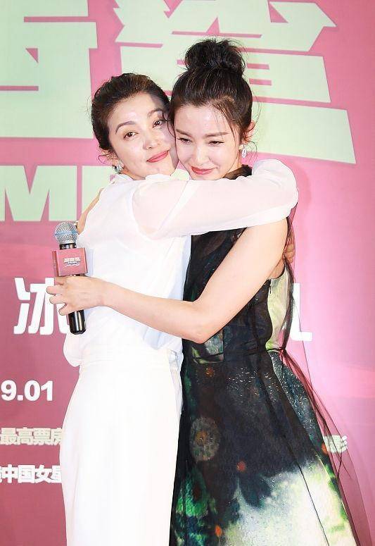 服装 李冰冰与妹妹罕见同框，妹妹虽然小她两岁，但气场感觉比姐姐还强