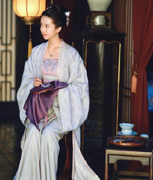 传统 考古学家还原古墓出土的汉服，惊艳众人，古人审美更加高级？